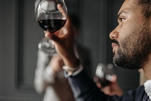 Sommelier là nghề gì? Sommelier làm việc ở đâu và làm thế nào để trở thành Sommelier?